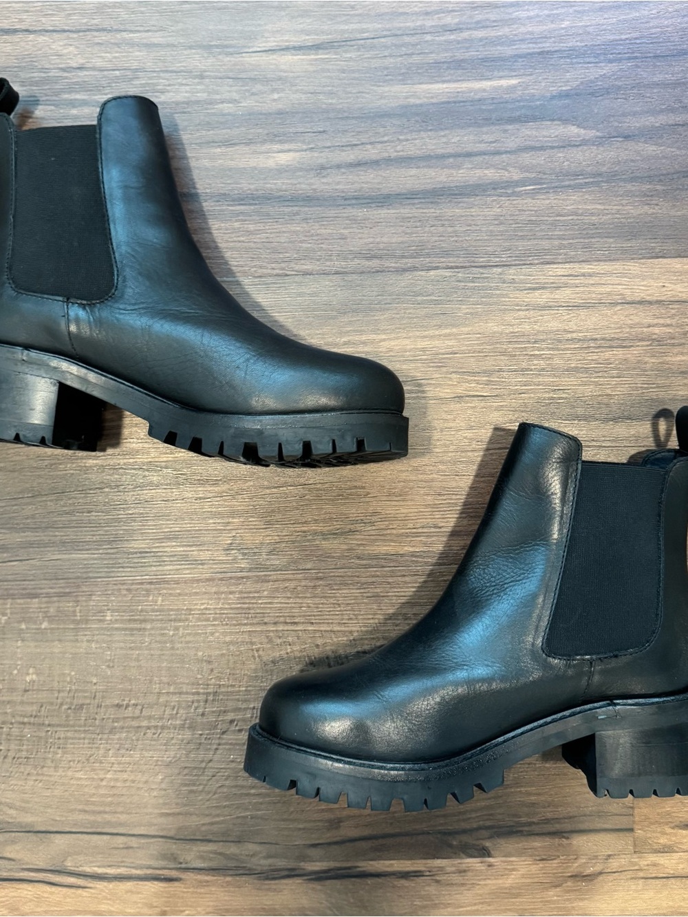 Urban Outfitters Chelsea Leather Ankle Boots